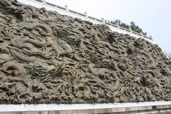 石造りの九龍壁、よくできています。