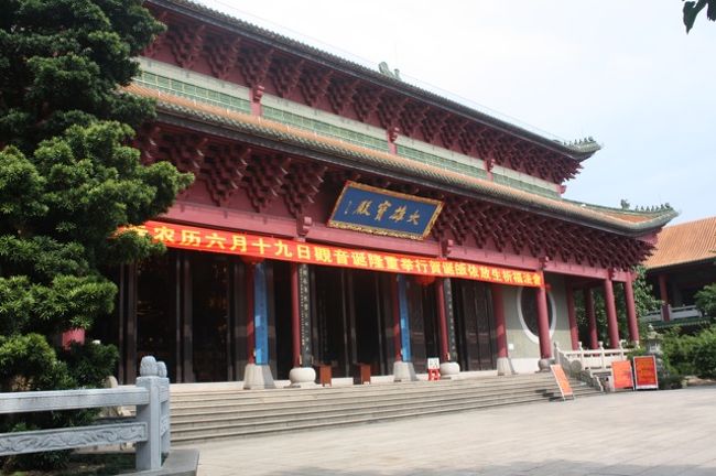 これでもか、と階段をのぼった先にお寺があります。