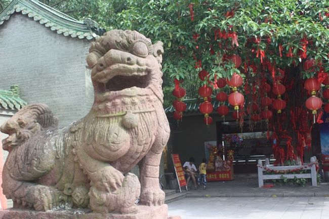 階段の上のお寺でお線香や飲み物が買えます