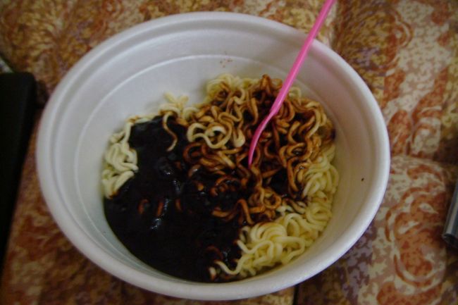 コンビニで買ったジャージャー麺<br /><br />ふつーに旨し○<br /><br />