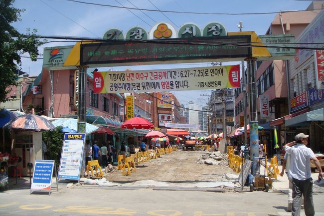 目的の市場入口です。<br /><br />う〜ん、いい匂い♪