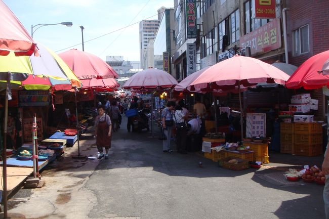 こんな感じでずら〜〜っとお店が並んでいます。<br /><br />確かに活気ある。<br /><br />