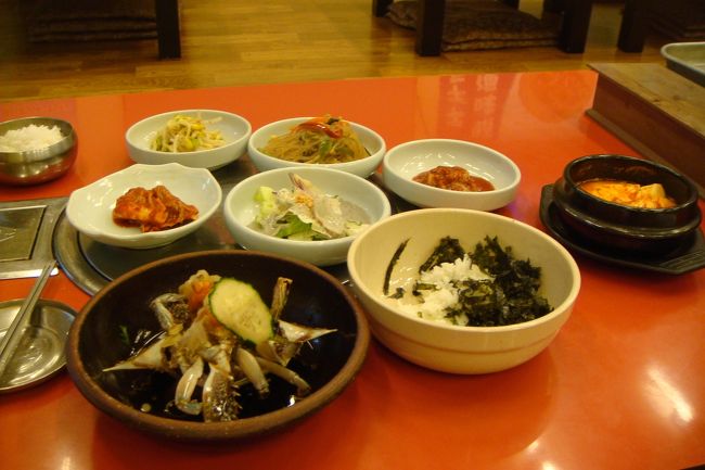 きました。カンジャンケジャン定食<br /><br />12000Ｗ<br /><br /><br />副菜（パンチャン）も多種類です。<br /><br /><br />見た目は完璧♪