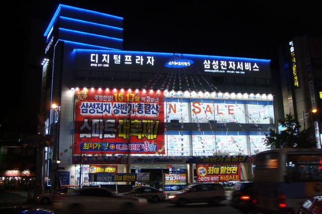 夜もネオンがギラギラ<br /><br /><br />日本は節電でヒーヒー言ってるのにー