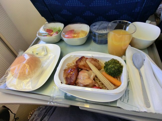 離陸後、１時間程度で食事。ちょうど15時過ぎくらいですかね。<br />ビーフかチキン！です。お魚はありません。