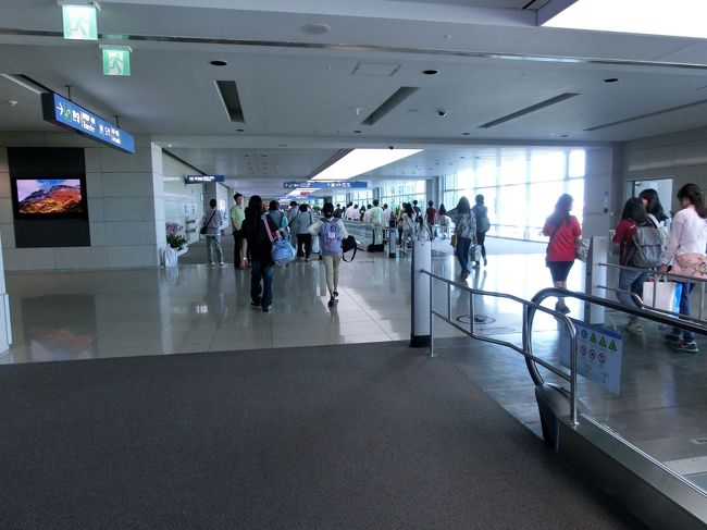 仁川空港到着です。<br />長い通路を歩き、シャトルトレインで移動です。みんなが乗るからぎゅうぎゅうです。しかも着いたあとはエスカレーターで階上へ。これがまた、ぎゅうぎゅうで大渋滞です。