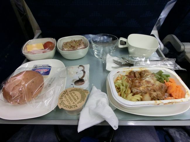 さて、最初の機内食。19時過ぎ頃でしょうか。<br />ビビンバとビーフとヌードル。どれにしますか？<br />ビビンバとビーフで。あれ？フィッシュはないの？？