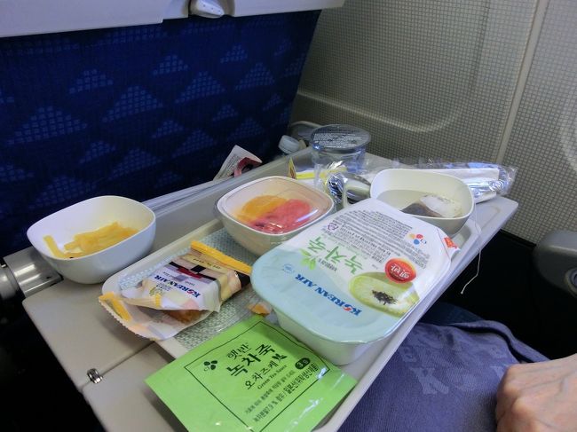 ホノルル到着３時間ほど前。機内の明かりがついて、ＣＡさんが熱いおしぼりを配ります。<br />その後、着陸前の食事。おかゆorシリアルorオムレツ。<br />おかゆとオムレツにしました。