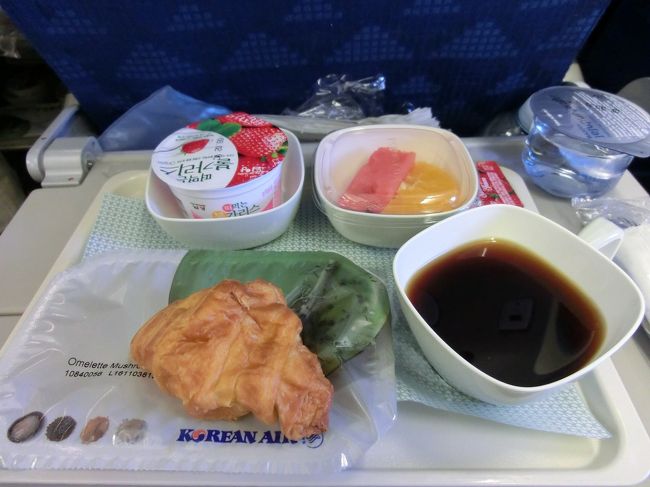 軽食ではありません。<br />まんじりともしない目覚めですが、目の前にあると食べてしまうのが習性です。<br />でも食べてもまだ着きません。陸地も見えません。