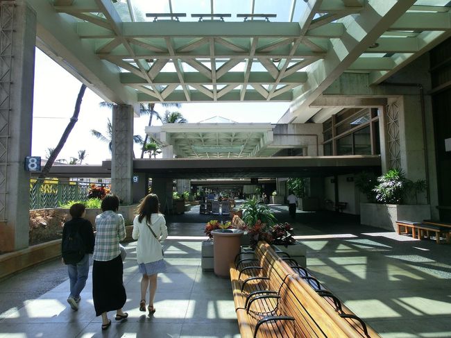 ホノルル空港到着です。<br />元々、窓や壁なんてないんです。いらないんですね。<br />入国審査までかなり遠いです。延々と歩きます。