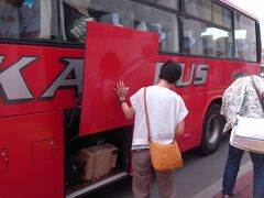 ［阿寒バス］

荷物でもたついたオヤジーズは、最後に乗車^^
（普通に待っていてくれます）


