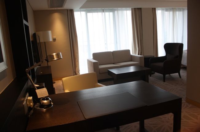 ドアから入ったところ。奥にベランダがあり、ベランダを開けると佛廟が見下ろせます。