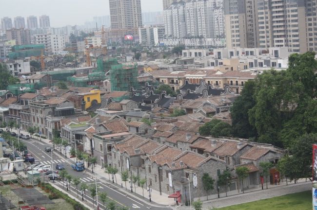 祖廟のとなりの嶺南天地。古い住宅を改装して、レストランやバーが並んでいます。こちらもホテルの窓から見た景色です。