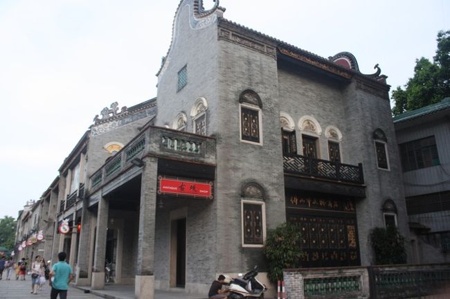 祖廟のすぐそばにはおみやげ屋さんや軽食屋さんが並んでいます。この建物も歴史を感じる古い物です。