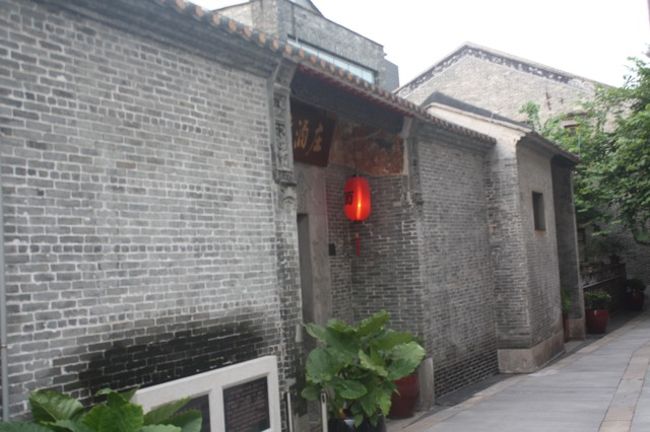 石湾酒庄という昔の酒蔵を改築して、お酒の販売をしているお店です。