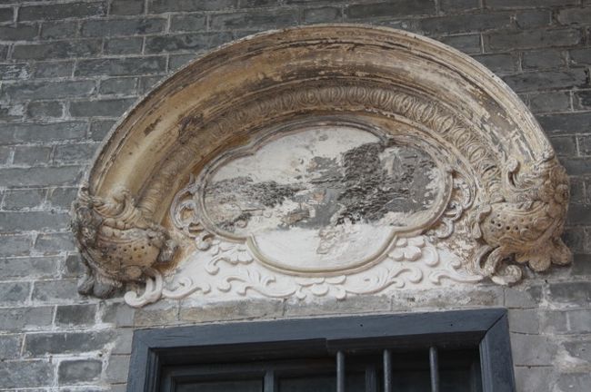 歴史を感じる彫刻。