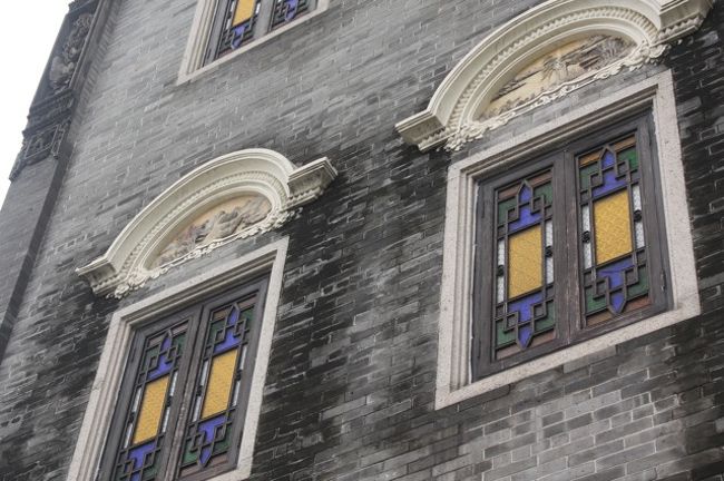 窓にはステンドグラス。