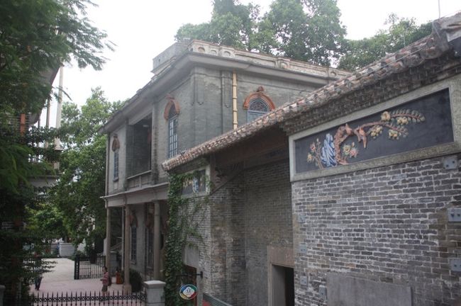 こんな感じの昔の家が並んでいます。