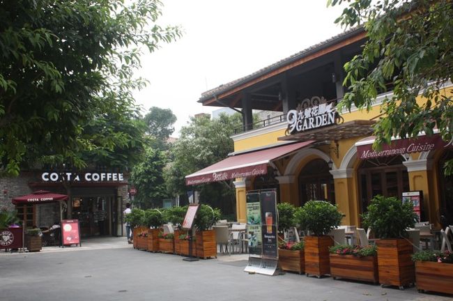 夜ご飯は写真右手の「9Garden」にて。イタリア料理です。普通においしいですが、もっとおいしいお店があると思う。