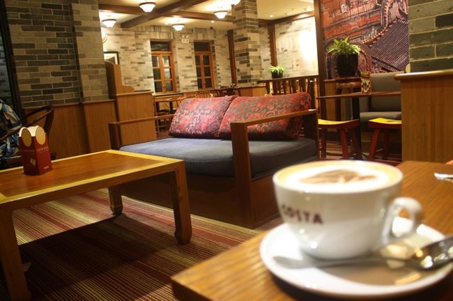 食事の後はCosta coffeで一休み。すてきな内装です。wifiもつながるのでのんびりできます。