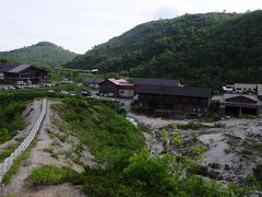 歩き始めて3時間20分ほどで、五色温泉旅館が見えてきた。以前のような開放的過ぎる混浴露天風呂は無くなってしまったが、それでも一部の風呂は丸見えである。思ったよりも疲れたので、温泉で汗を流すことにする。五色温泉旅館は、以前、友人たちと温泉を楽しんだところ。当時は、野趣満点の混浴露天風呂や、渋い千人風呂まどがあったのだが、見違えるように綺麗になり、かなりがっかりである。