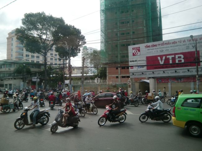 朝、ツアーバスで、メコン川クルーズのために、ミトーへ向かう。<br />外はそれほど暑くないのでホッとした。東京より少し暑い程度。<br /><br />ホーチミン市内の道路は、若者のバイクで溢れている。<br />市内には鉄道がないため、市内を移動するにはバスかバイクになるが、市民はバスに乗る習慣がないので、バイクに乗る機会が多い。<br />１台あたりの乗者制限は、大人３人＋子供１人とのこと。<br /><br /><br />