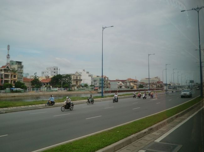 ミトーに向かう国道1号。<br />日本の援助により整備されたばかりの新しい道路。<br />車道のうち、歩道側はバイク専用の車線となっている。