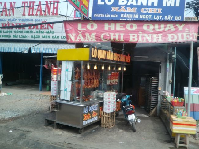 道路脇で売っている鶏肉。<br />ホーチミン市から地方に向かう歩道側でお土産用、帰省するときの食料用に売っている。