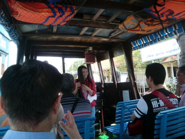 船着場から木造船に乗り、メコン川に乗り出した。<br />現地ガイドが拙い日本語ではあるが、丁寧に説明してくれたので、有難かった。<br />（ライフジャケットが天井に備え付けられている）