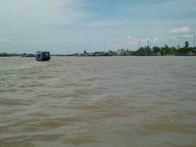 川の波は思った以上に荒れていた。<br />右奥に見えるのは、中洲にある島。<br />川幅は２km以上ほどあるので対岸は見えなかった。<br /><br />左の船は、乗船している船と同様のクルーズ用の木造船。<br />