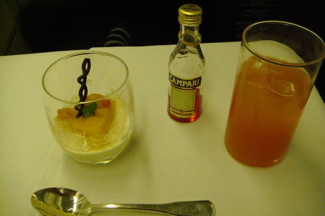 デザート<br /><br /><br />これは旨かった。<br /><br /><br />Ｃクラスなのにいつも飲むものは<br /><br />カンパリオレンジ