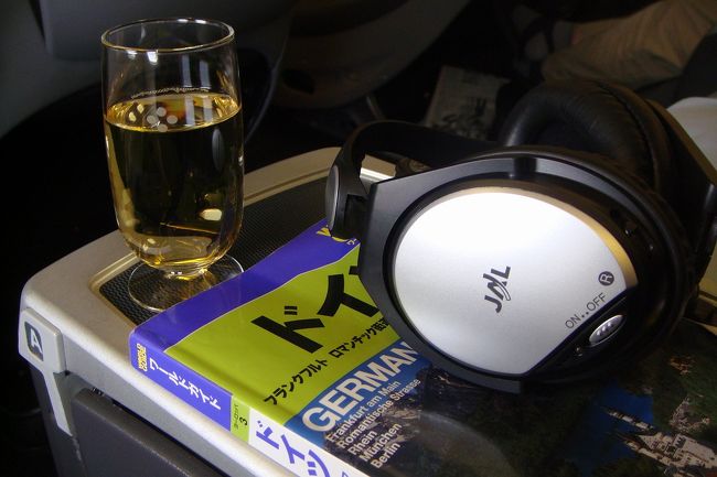 ウェルカムドリンク<br /><br />搭乗後約50分でした。<br /><br />早く他社と同じタイミングにしてほしい(>_<)<br /><br />おかげでＣクラスなのにペットボトル持ち込みです（笑）