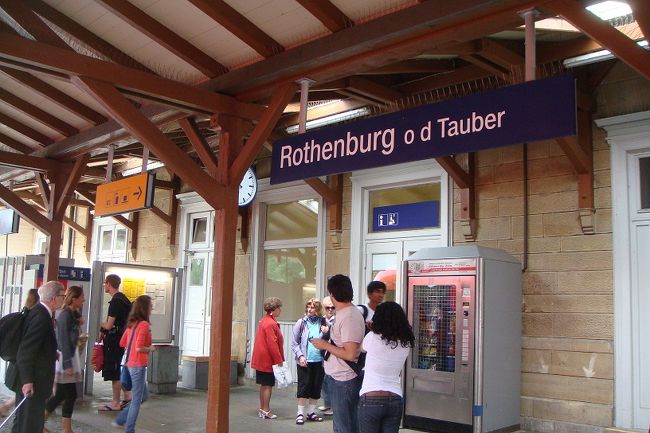 ローテンブルグ駅到着<br /><br />駅舎もどことなくおしゃれです