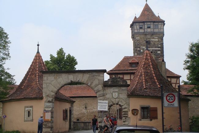 ローテンブルグ入口<br /><br />ここから若干の登り道です。<br /><br />女性の方、スニーカーをお勧めします。