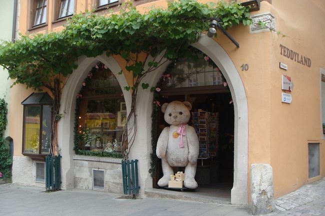 な・なぜかテディーベア<br /><br />等身大のぬいぐるみにびっくりー(・.・;)<br /><br />結構品ぞろえはよかった感じでした。