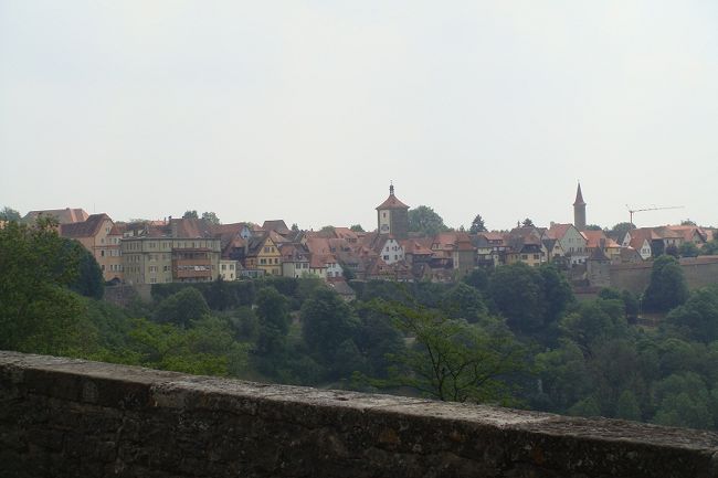 市壁から望む街並み<br /><br />う〜ん、この景色にうっとり♪<br /><br />絵描きたい（←しつこいけど嘘♪）<br /><br />