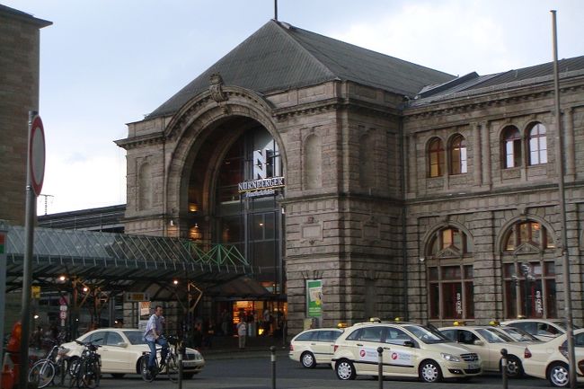 帰り道にニュルンベルグに寄り道です<br /><br />駅風景<br /><br /><br />ヨーロッパの駅は絵になるなー