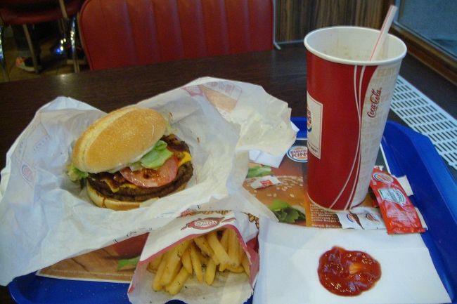 途中のバーガーキングで食べたもの<br /><br /><br />ヨーロッパのバーガーキング<br /><br />やっぱデカいんだ。ボリュームありすぎ！！<br /><br />