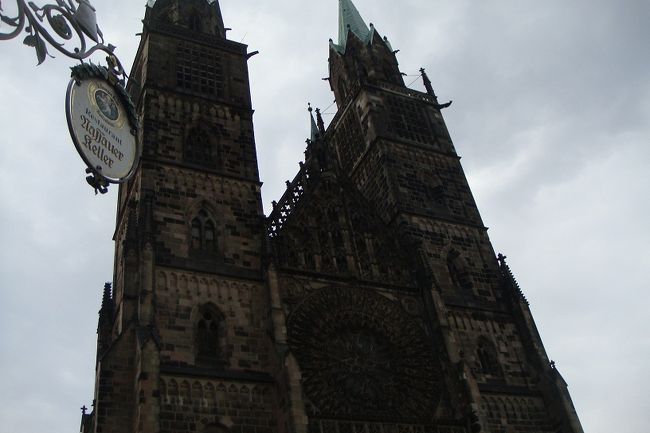 聖ローレンツ教会　目の前<br /><br />ばかデカいです。<br /><br /><br />でもなんか教会らしくオーラ放ってました。<br /><br /><br />