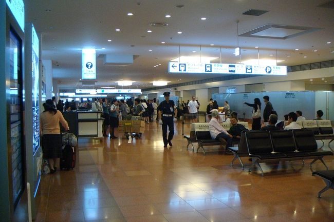 羽田空港　国際線ターミナル１Ｆ<br /><br /><br />なんだかセントレアとそっくり<br /><br />しかもローソンまであるし(^^ゞ<br />