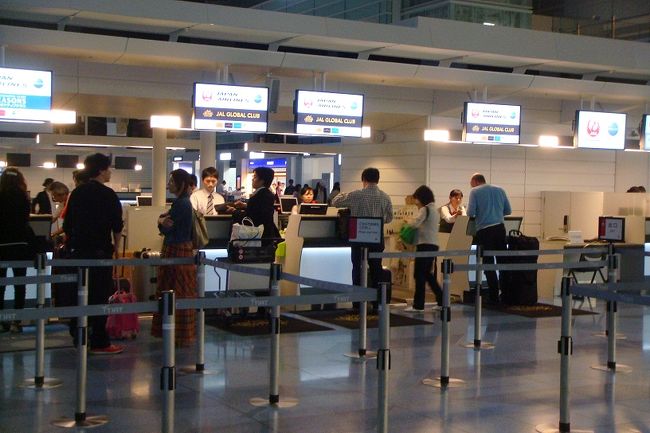 羽田空港　ＪＡＬ国際線カウンター<br /><br />成田よりモダンな感じがする。<br /><br />新しいから当たり前か（笑）<br />