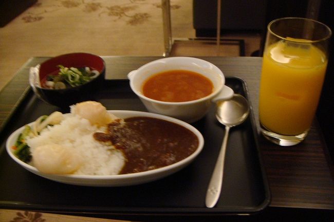 恒例のラウンジでのカレー♪<br /><br />今回は大盛♪<br /><br />おそらく今までトータル３０杯ぐらいは<br />食べてるかも♪<br /><br /><br />相変わらず旨い○
