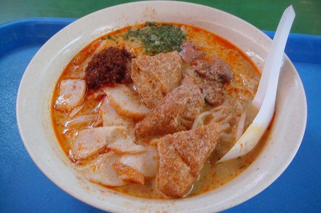 ます腹ごしらえ<br /><br />ラクサ<br /><br /><br />空港内フードコート<br /><br />確か5?