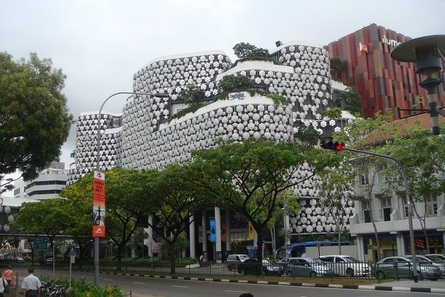 ブギスにあるキャピタルモール<br /><br />いびつな形してます。<br /><br />夜はいろんなネオンになるみたいです