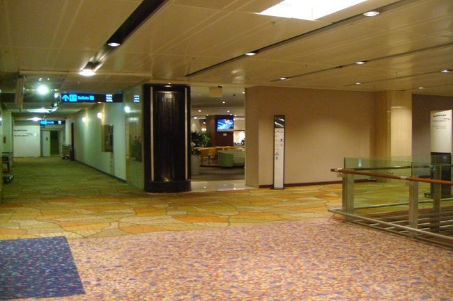 チャンギ空港のラウンジ<br /><br />ＳＡＴＳプレミアラウンジ<br /><br />ＪＡＬ利用者はここに案内されます。<br /><br /><br /><br />でもカンタスブリティシュラウンジの方が豪華かな