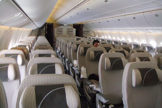 帰りの飛行機<br /><br /><br />後方部分の風景<br /><br /><br />と・と・搭乗率１〜２割　(・.・;)<br /><br /><br />こりゃーインボラはありません（笑）<br /><br /><br />以上　シンガポール旅行記（修行）おしまい♪