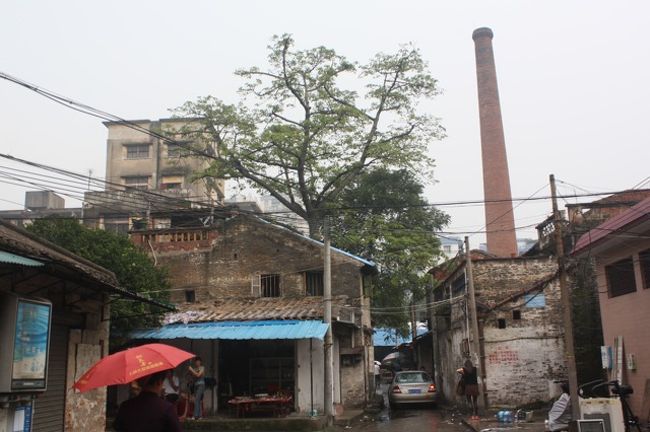 さて、次は梁園に向かいます。Googleの地図で行くと、入り口は東側のようですが、実際は西側。おかげでぐるりと大回りをさせられました。近くのローカルな街並もすてきです。