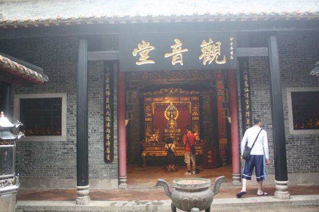 まさに昔の豪邸という感じで、住宅の他にお寺もあります。