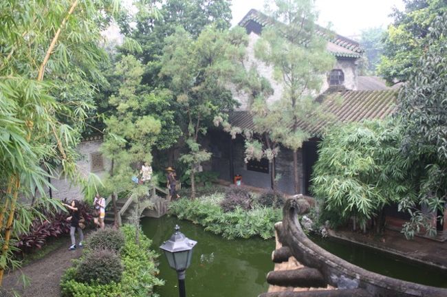 ちょっとした高台から見下ろした庭園の様子。色々な種類の木が調和よく植えられています。手入れも大変でしょうね。