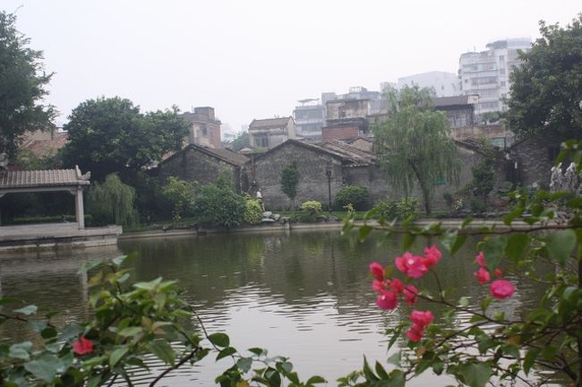 自然の中に住宅を造るという目的で作られたらしく、小道沿いに池を一周することができます。